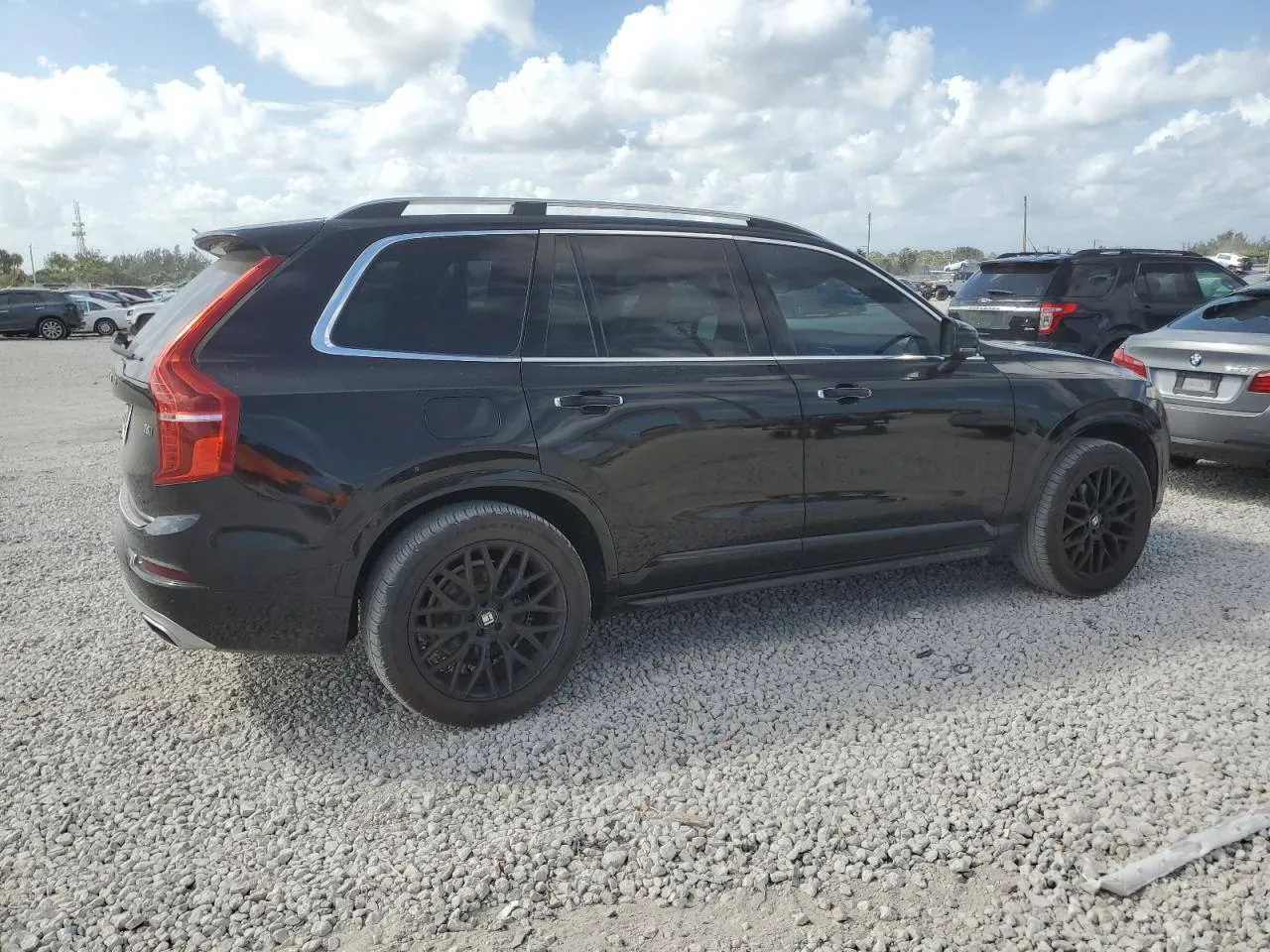 Фото VOLVO XC90 T6 – збоку