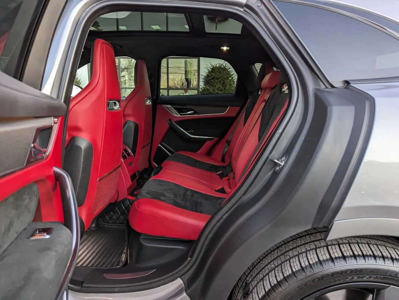Фото JAGUAR F-PACE SVR  – Vin code