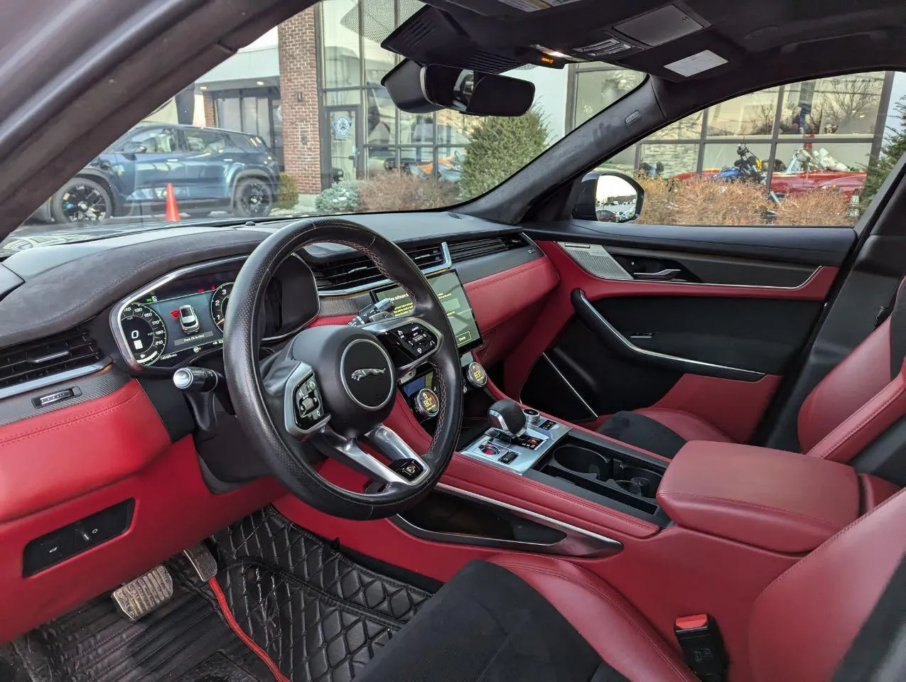 Фото JAGUAR F-PACE SVR  – збоку