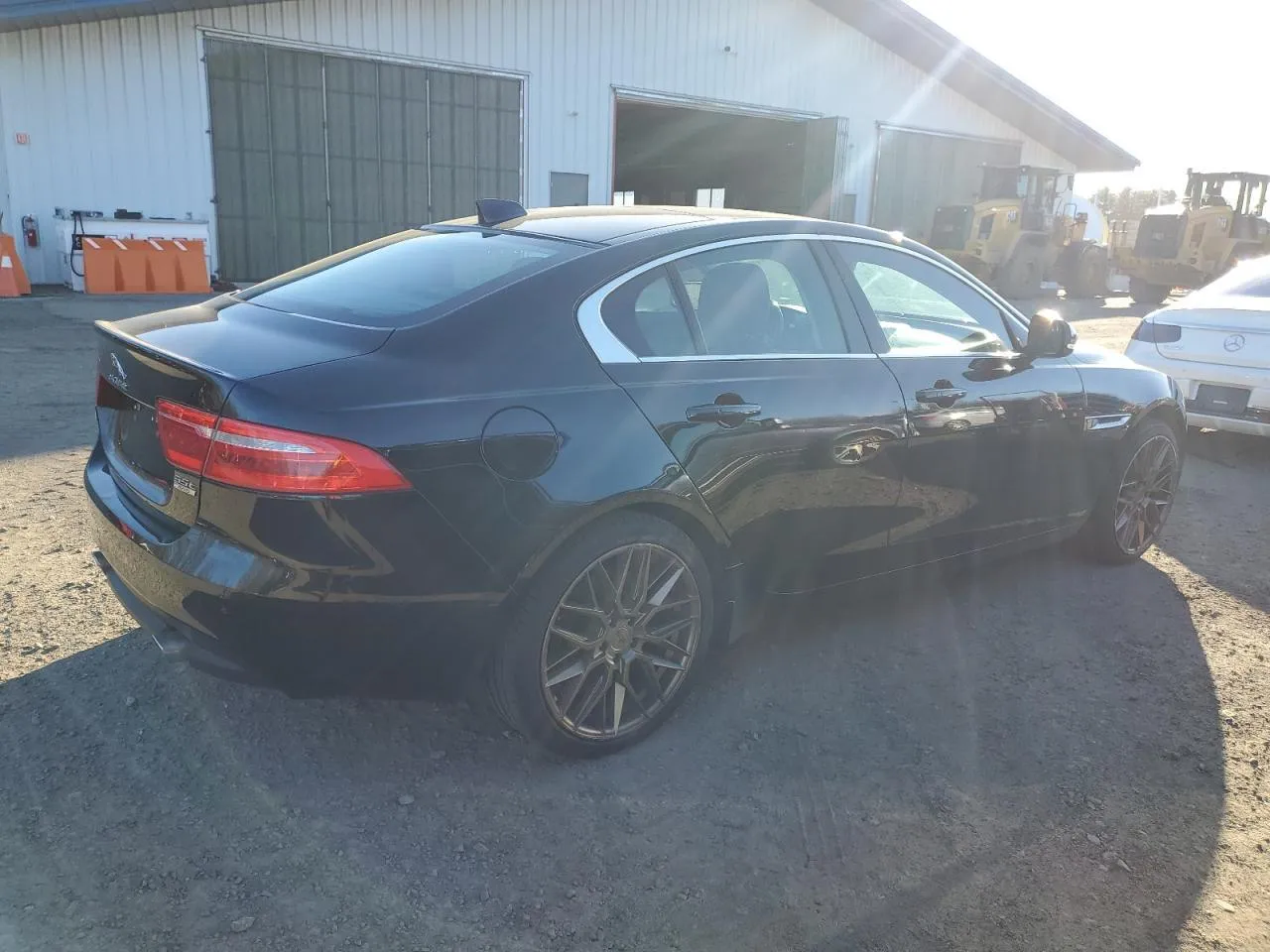 Фото JAGUAR XE PRESTIGE – збоку