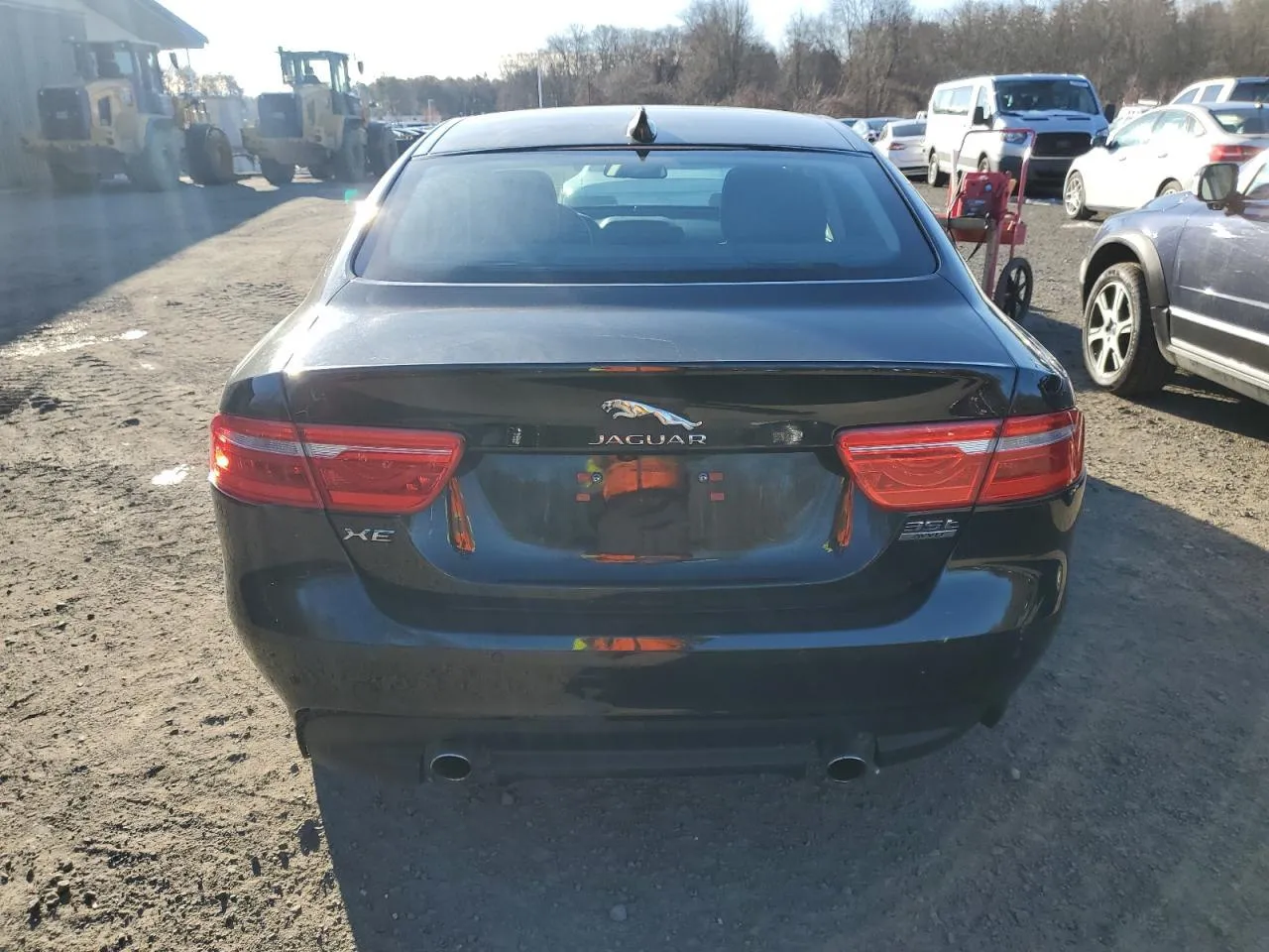 Фото JAGUAR XE PRESTIGE – справа ззаді