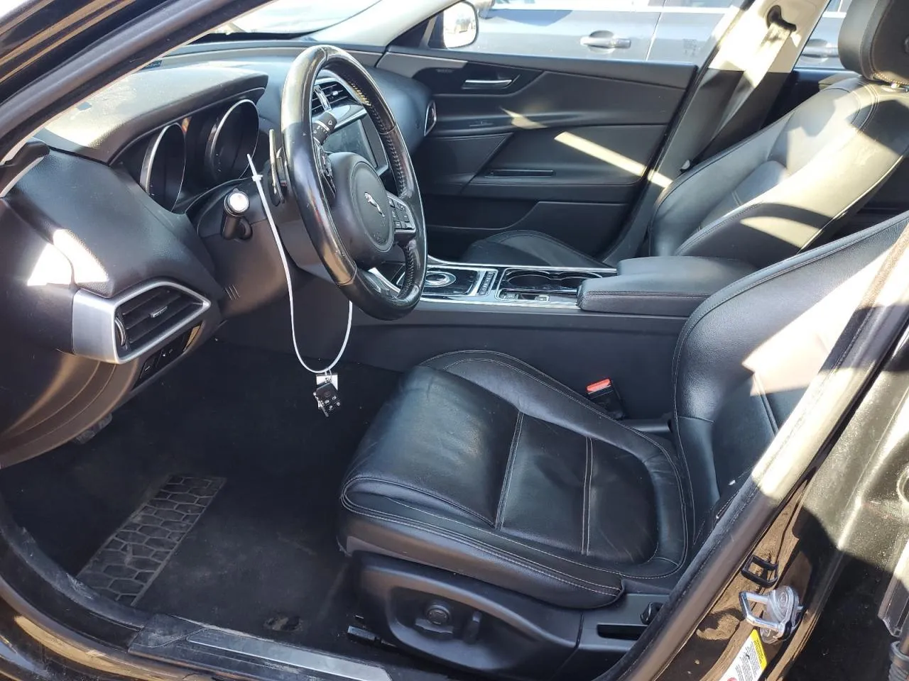 Фото JAGUAR XE PRESTIGE – зліва ззаді