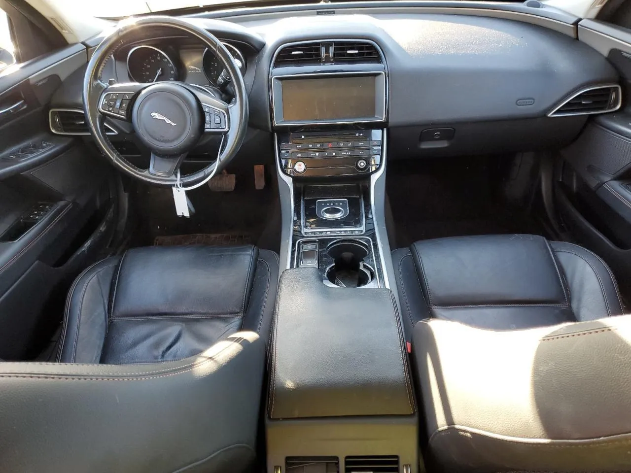 Фото JAGUAR XE PRESTIGE – спереді