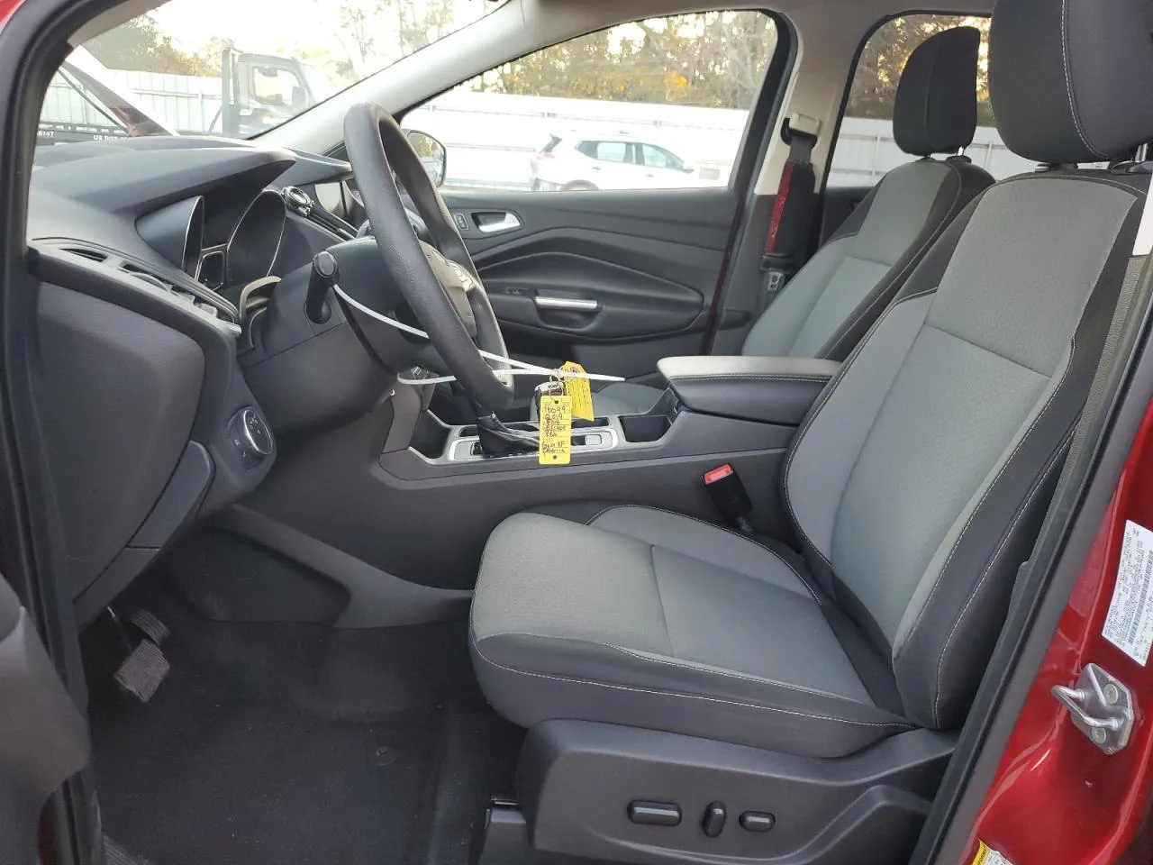 Фото FORD ESCAPE SE – багажник