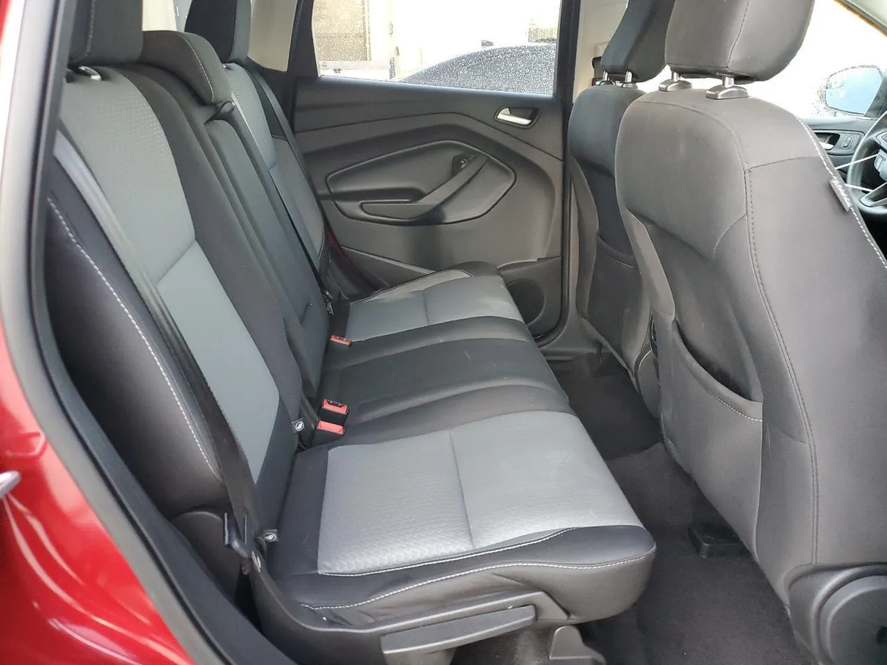 Фото FORD ESCAPE SE – салон задні сидіння