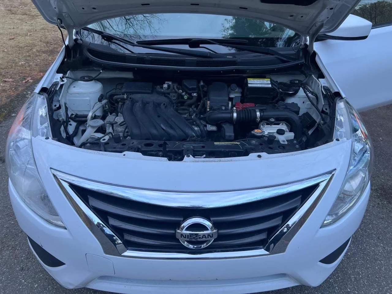 Фото NISSAN VERSA S – справа ззаді