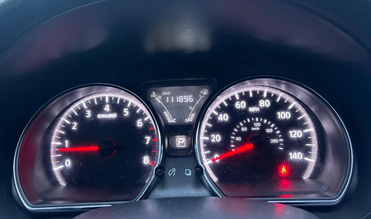 Фото NISSAN VERSA S – салон передні сидіння