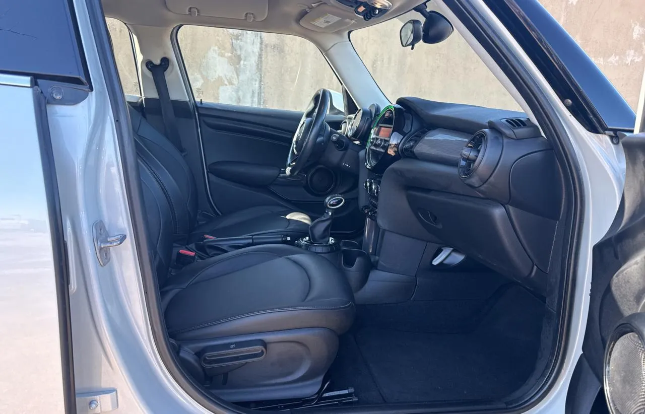 Фото MINI COOPER – панель приборів