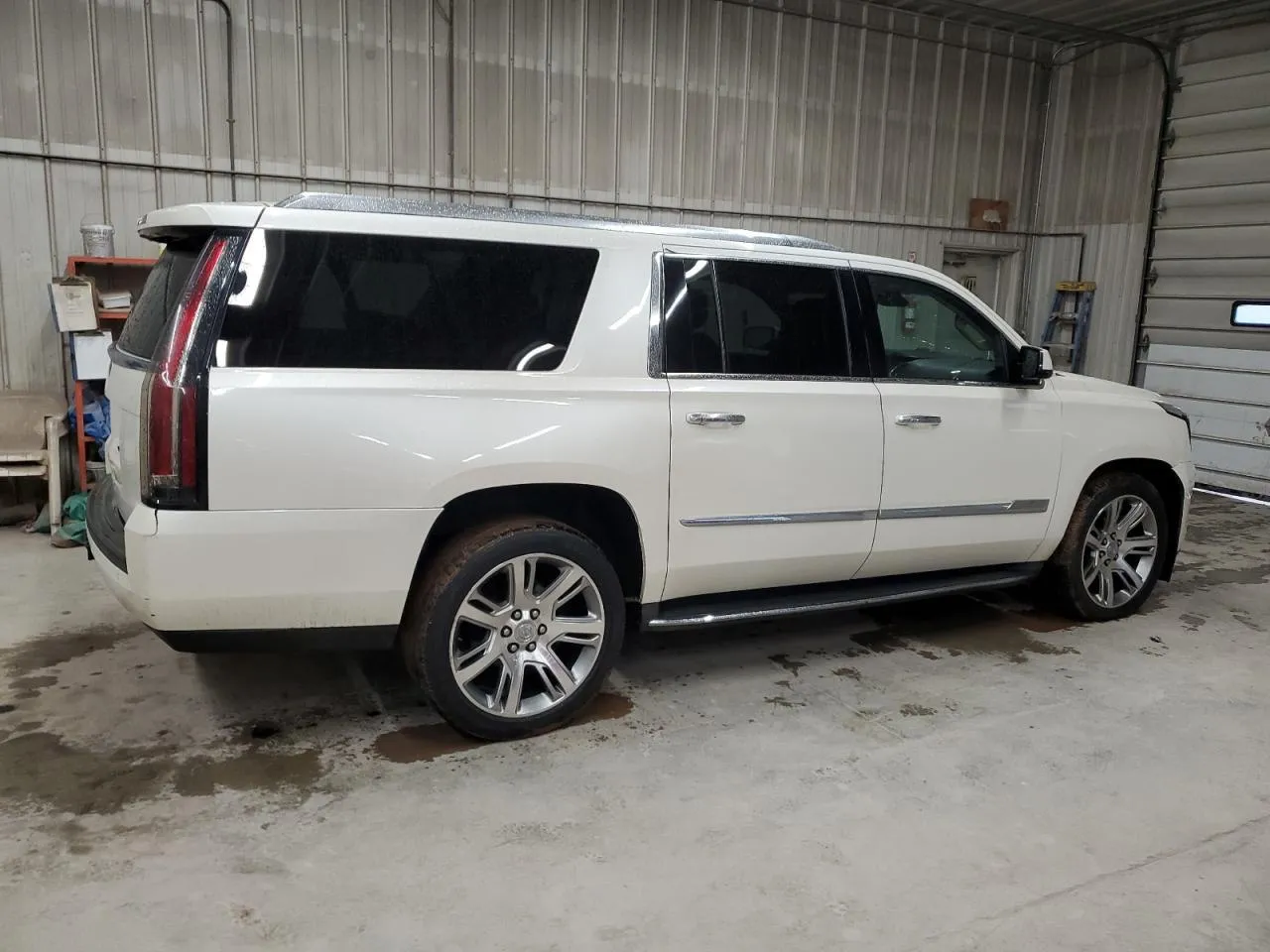Фото CADILLAC ESCALADE ESV LUXURY – зліва зпереду