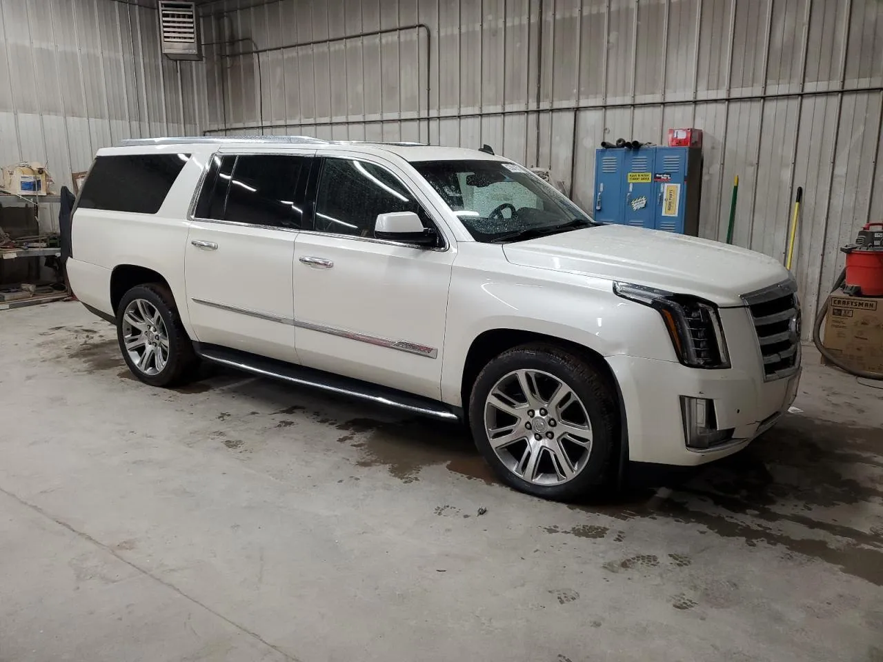 Фото CADILLAC ESCALADE ESV LUXURY – справа ззаді