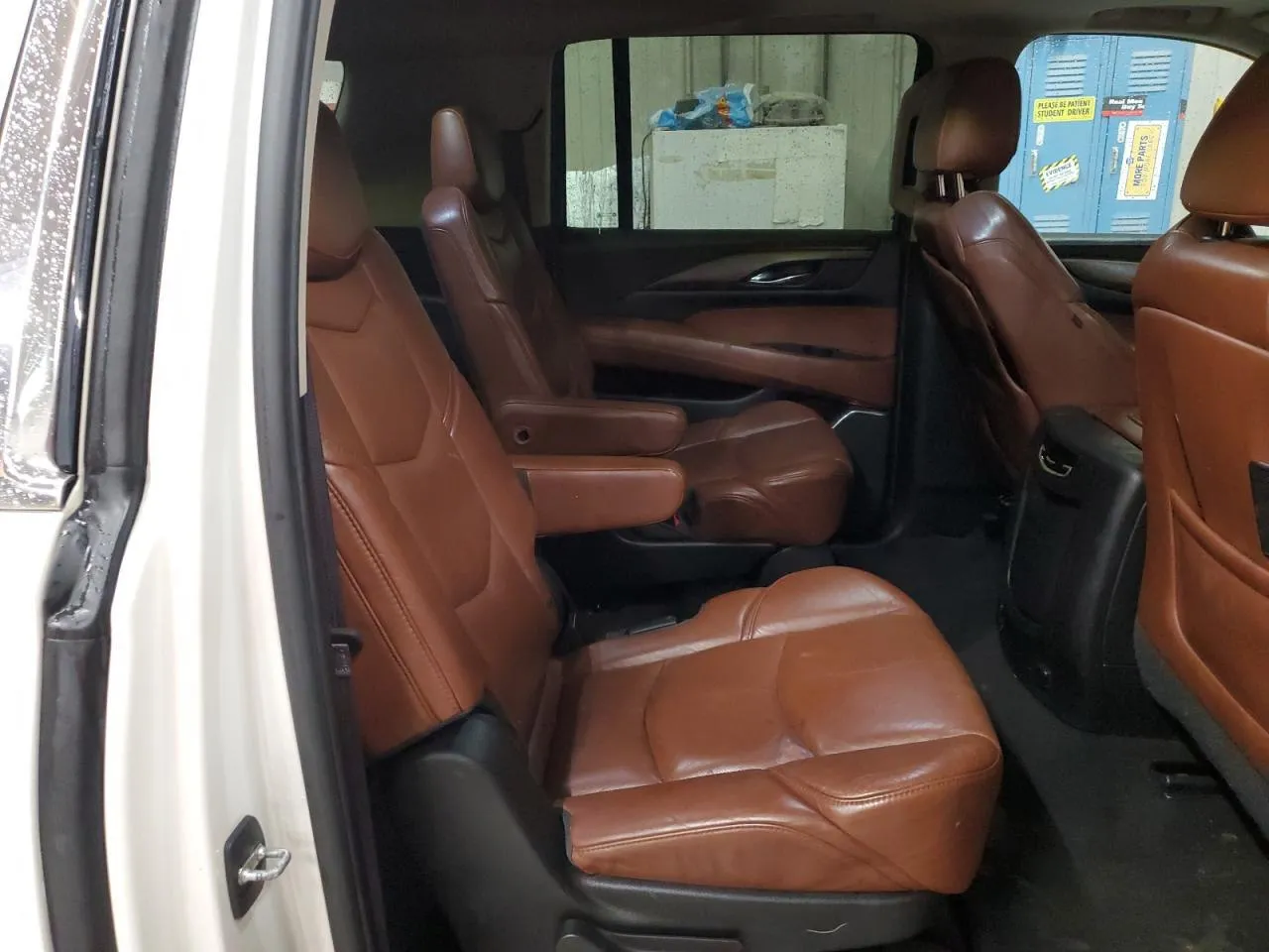 Фото CADILLAC ESCALADE ESV LUXURY – спереді