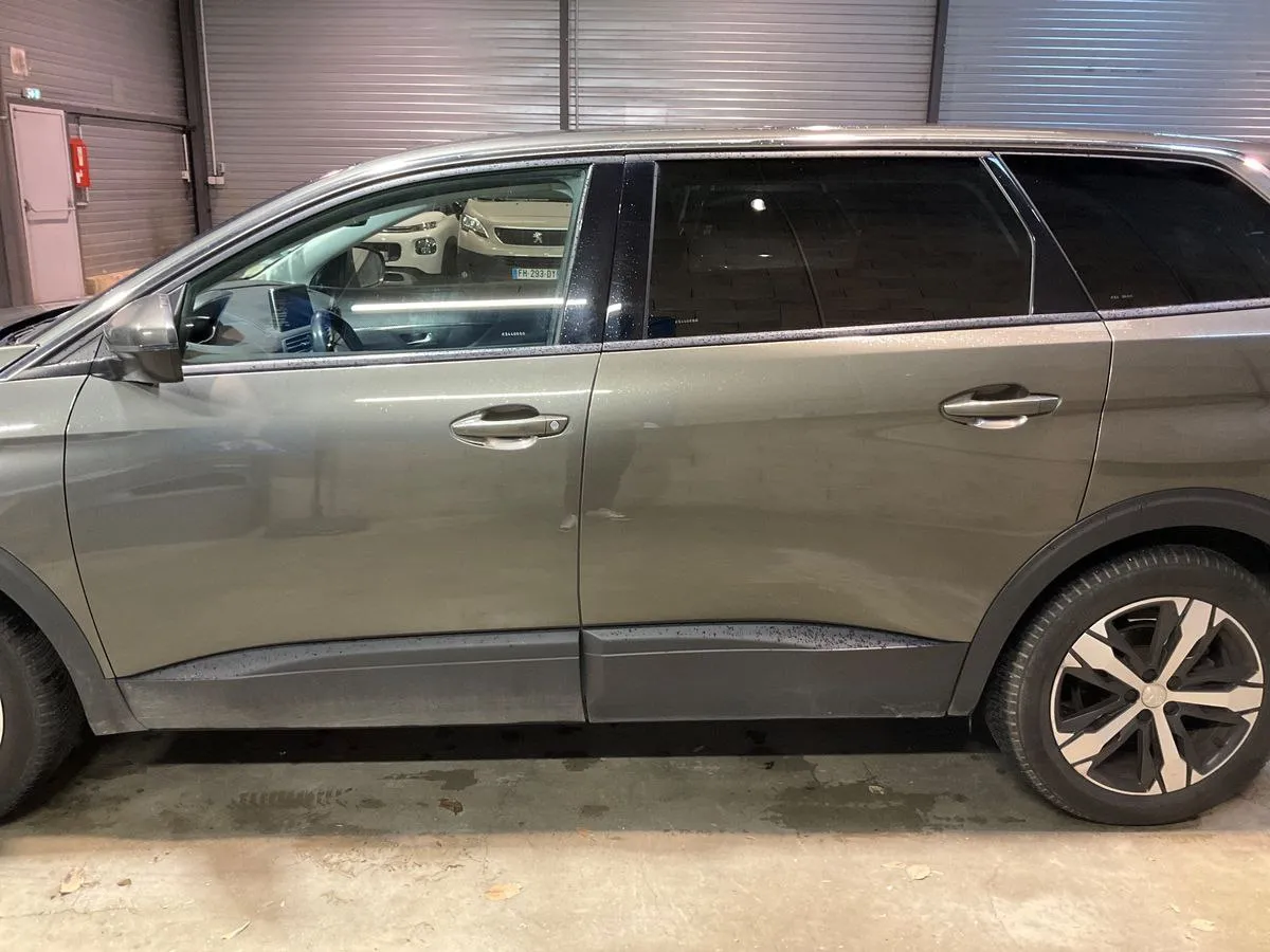 Фото Peugeot 5008 1.5 Blue-HDi Active Business – спереді