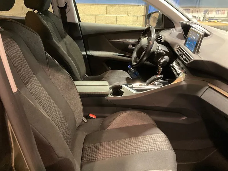 Фото Peugeot 5008 1.5 Blue-HDi Active Business – справа спереду