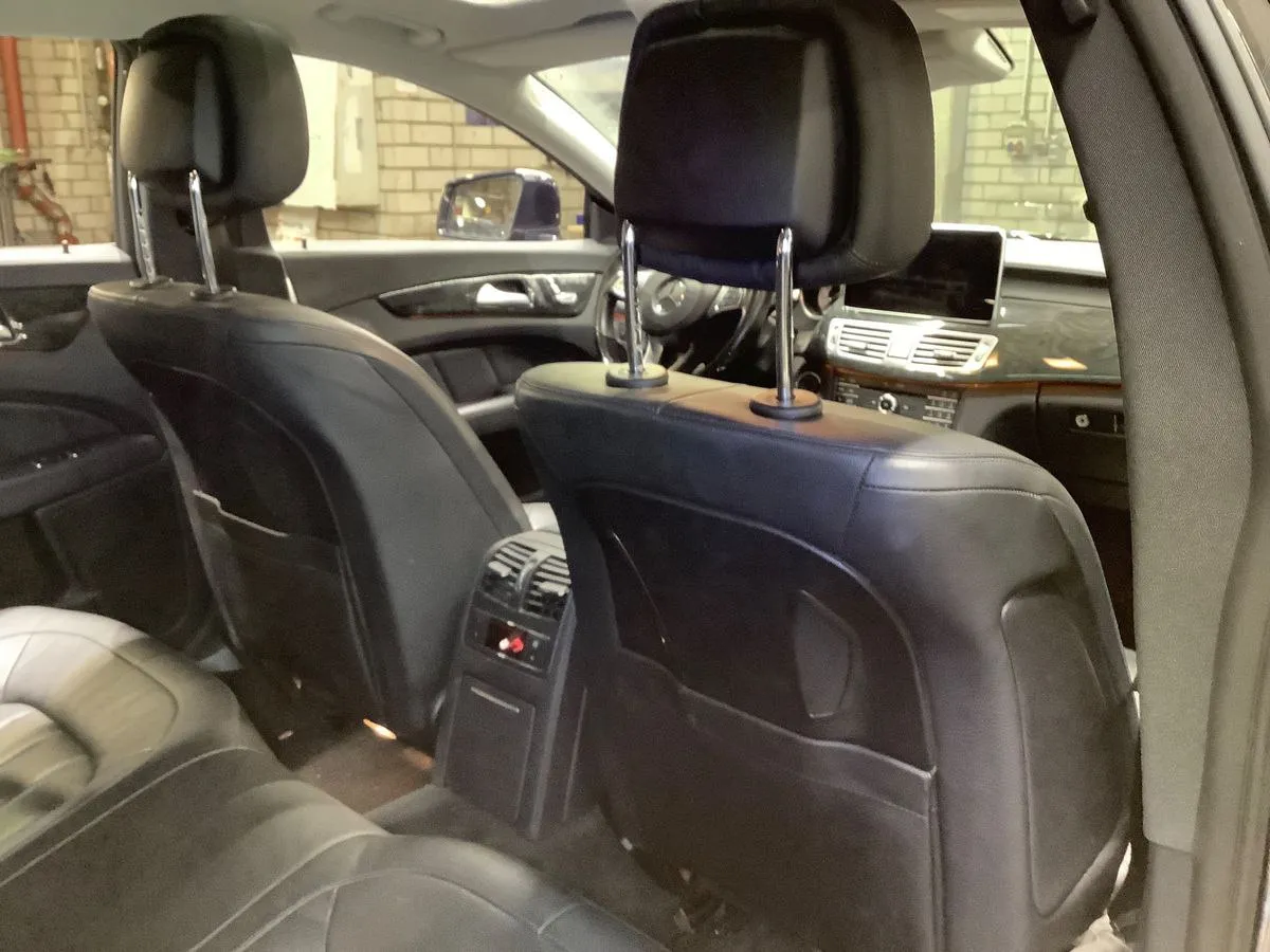 Фото Mercedes-Benz CLS 400 – справа спереду