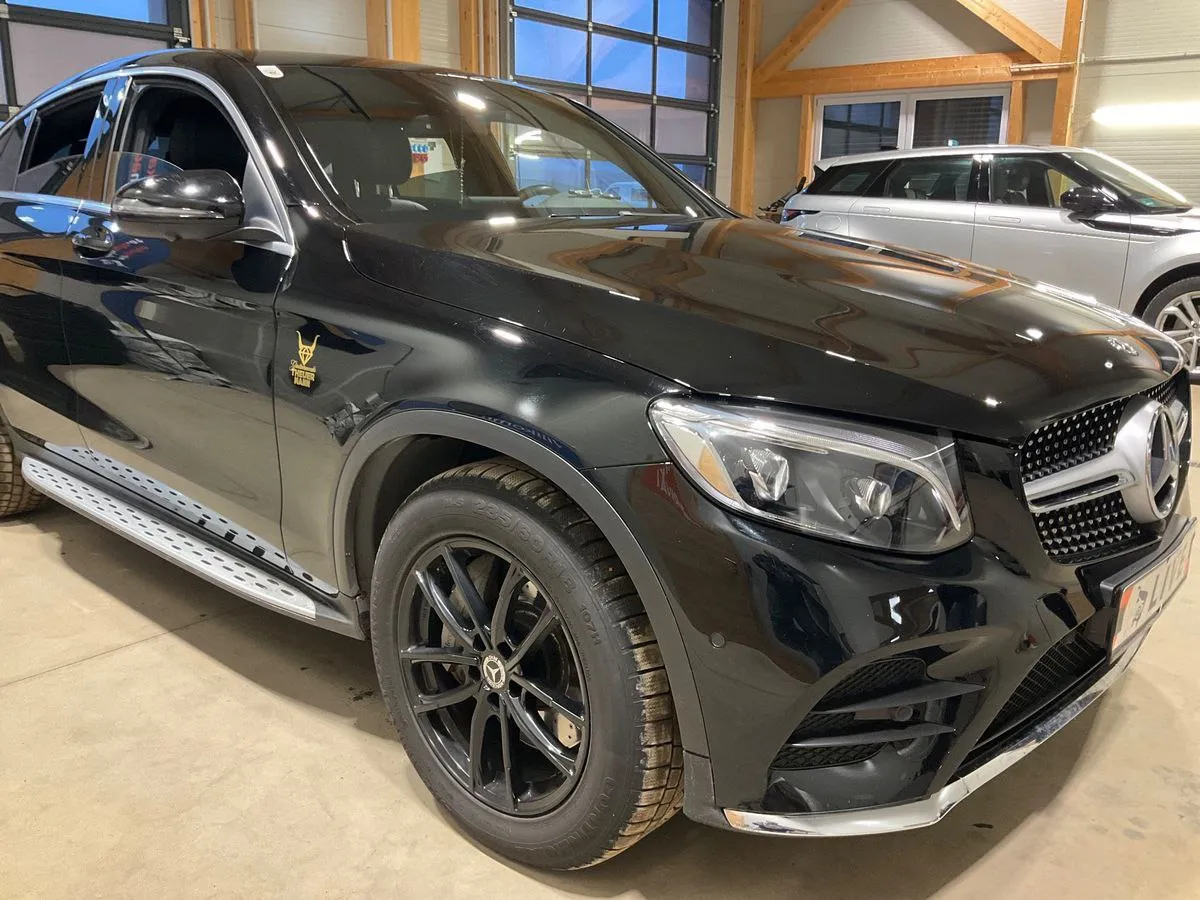 Фото Mercedes-Benz GLC 220 – справа спереду