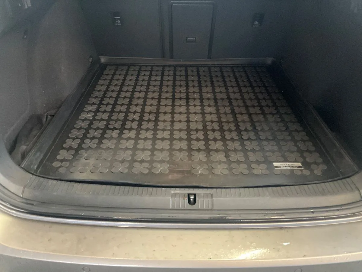 Фото Volkswagen Golf VII – зліва ззаді