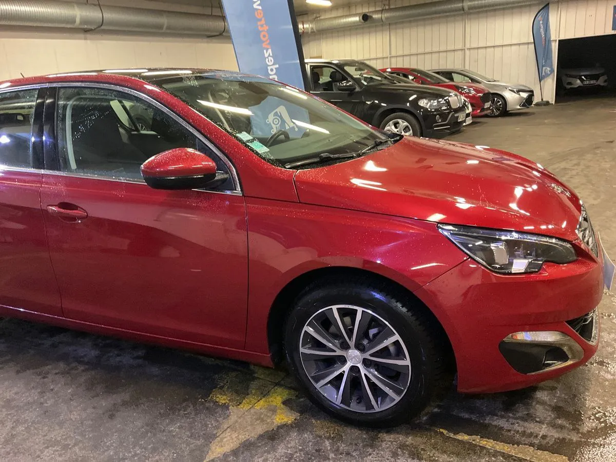 Фото Peugeot 308 1.6 Turbo Allure – справа спереду