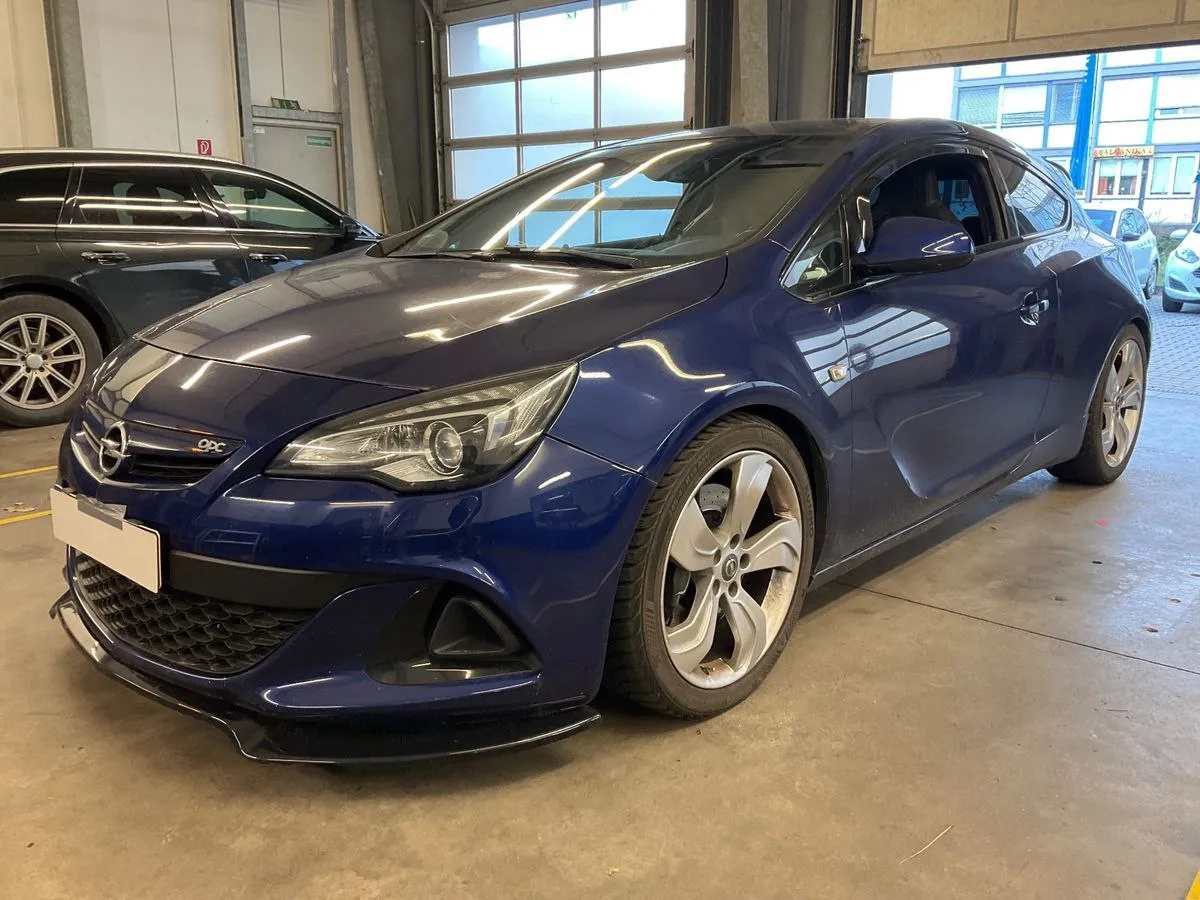 Фото Opel Astra GTC 2.0 Turbo – спереді