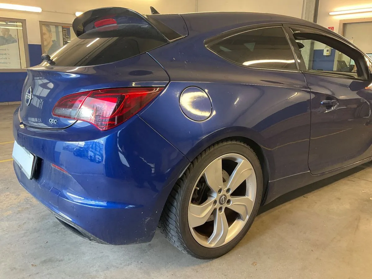 Фото Opel Astra GTC 2.0 Turbo – справа спереду