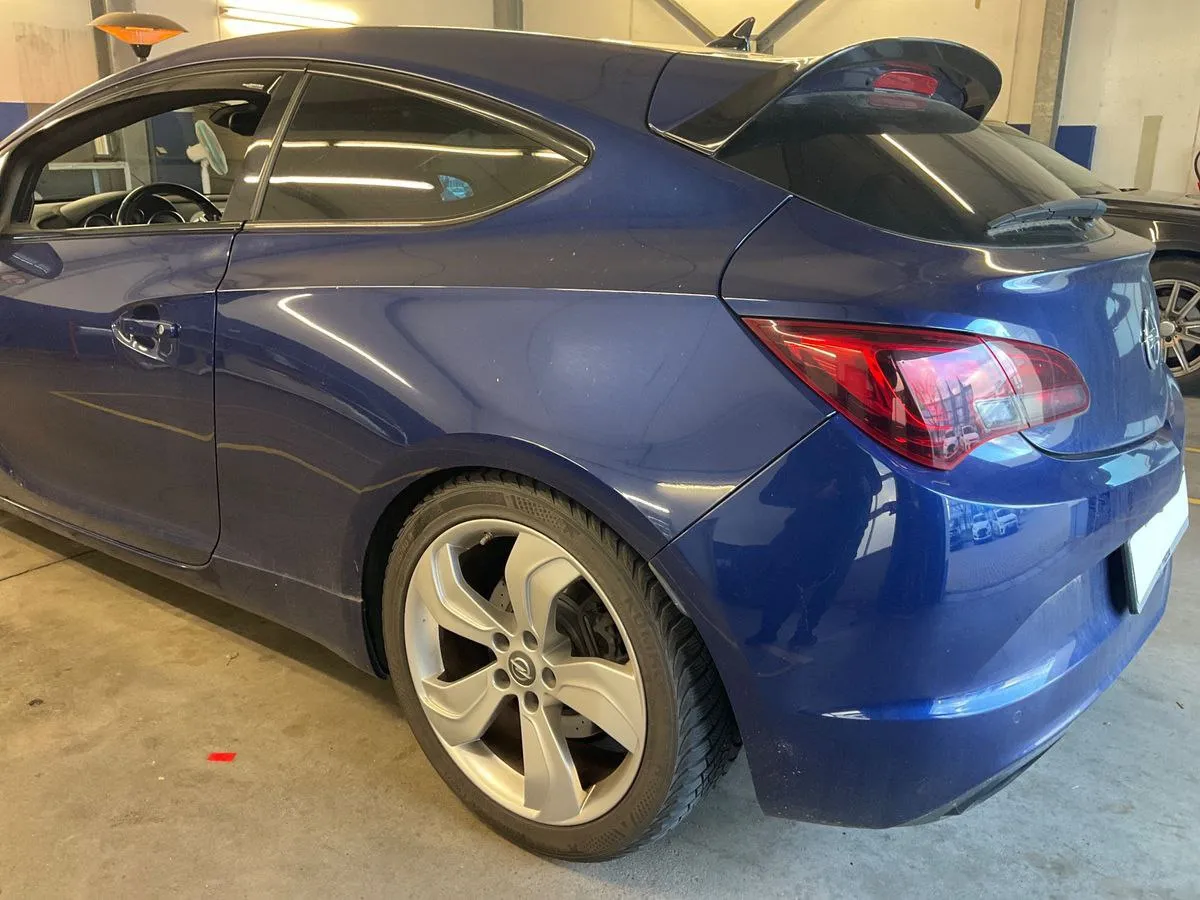 Фото Opel Astra GTC 2.0 Turbo – багажник