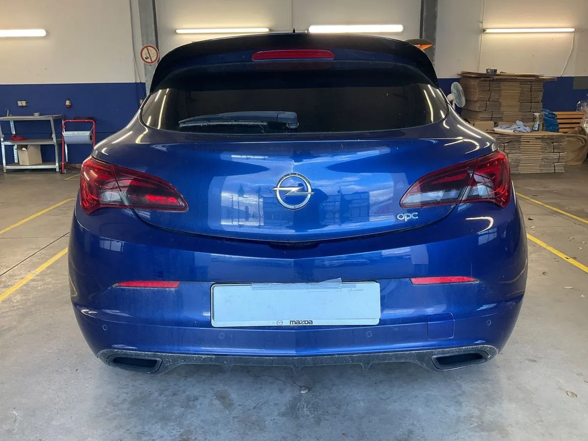 Фото Opel Astra GTC 2.0 Turbo – зліва ззаді