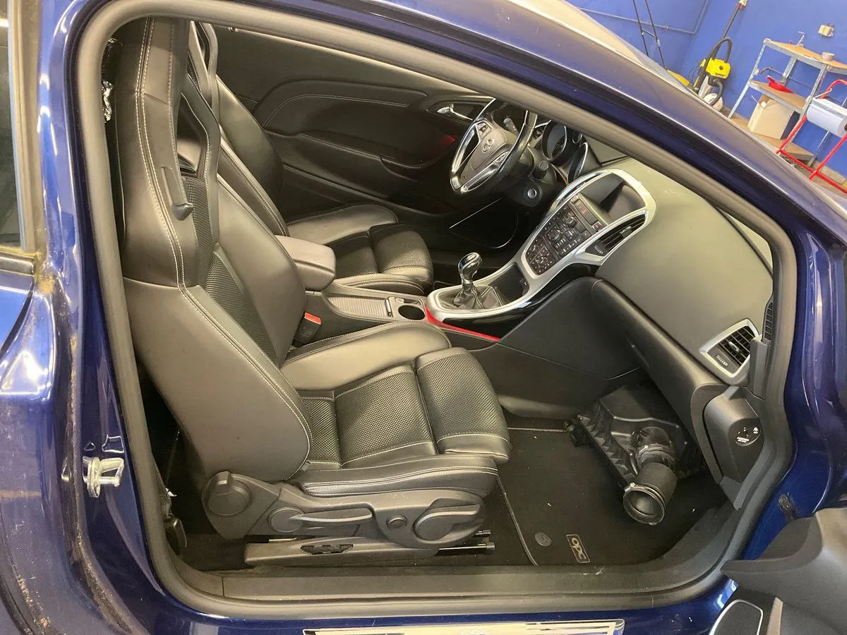Фото Opel Astra GTC 2.0 Turbo – зліва зпереду