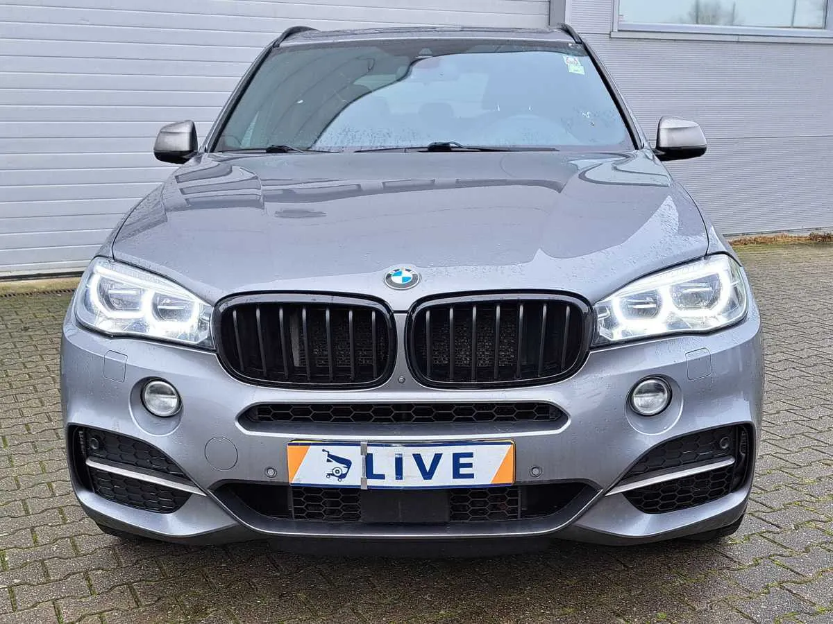 Фото BMW X5 M50d – салон передні сидіння