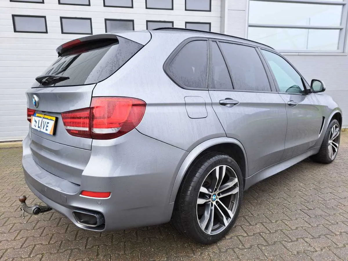 Фото BMW X5 M50d – кермо
