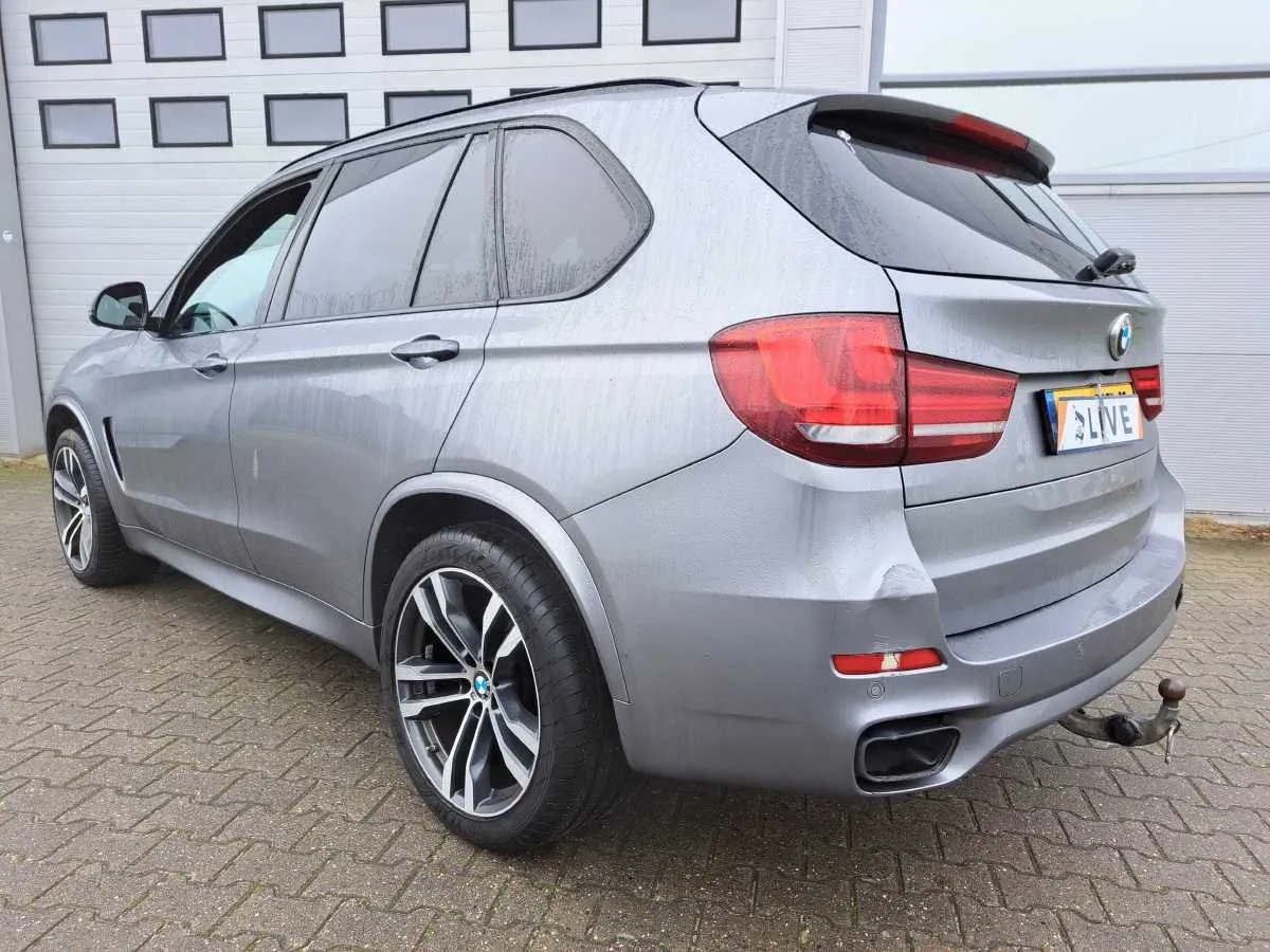 Фото BMW X5 M50d – салон задні сидіння