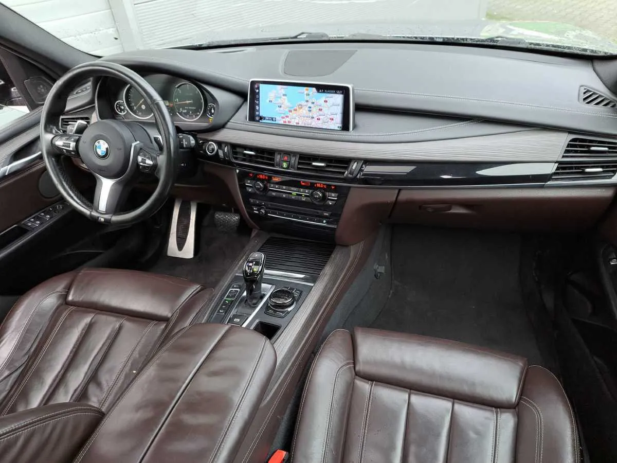 Фото BMW X5 M50d – панель приборів