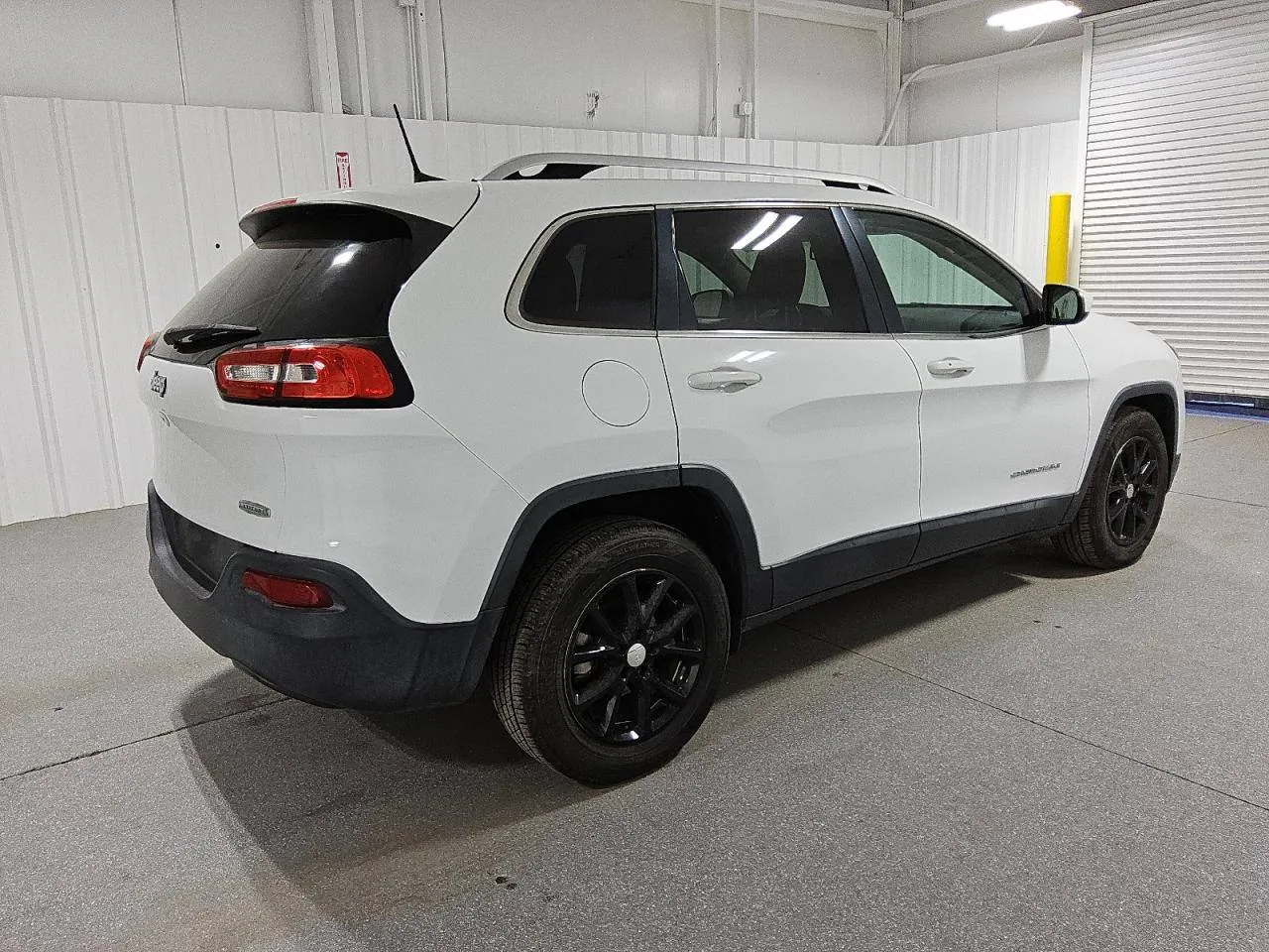 Фото JEEP CHEROKEE LATITUDE – зліва зпереду
