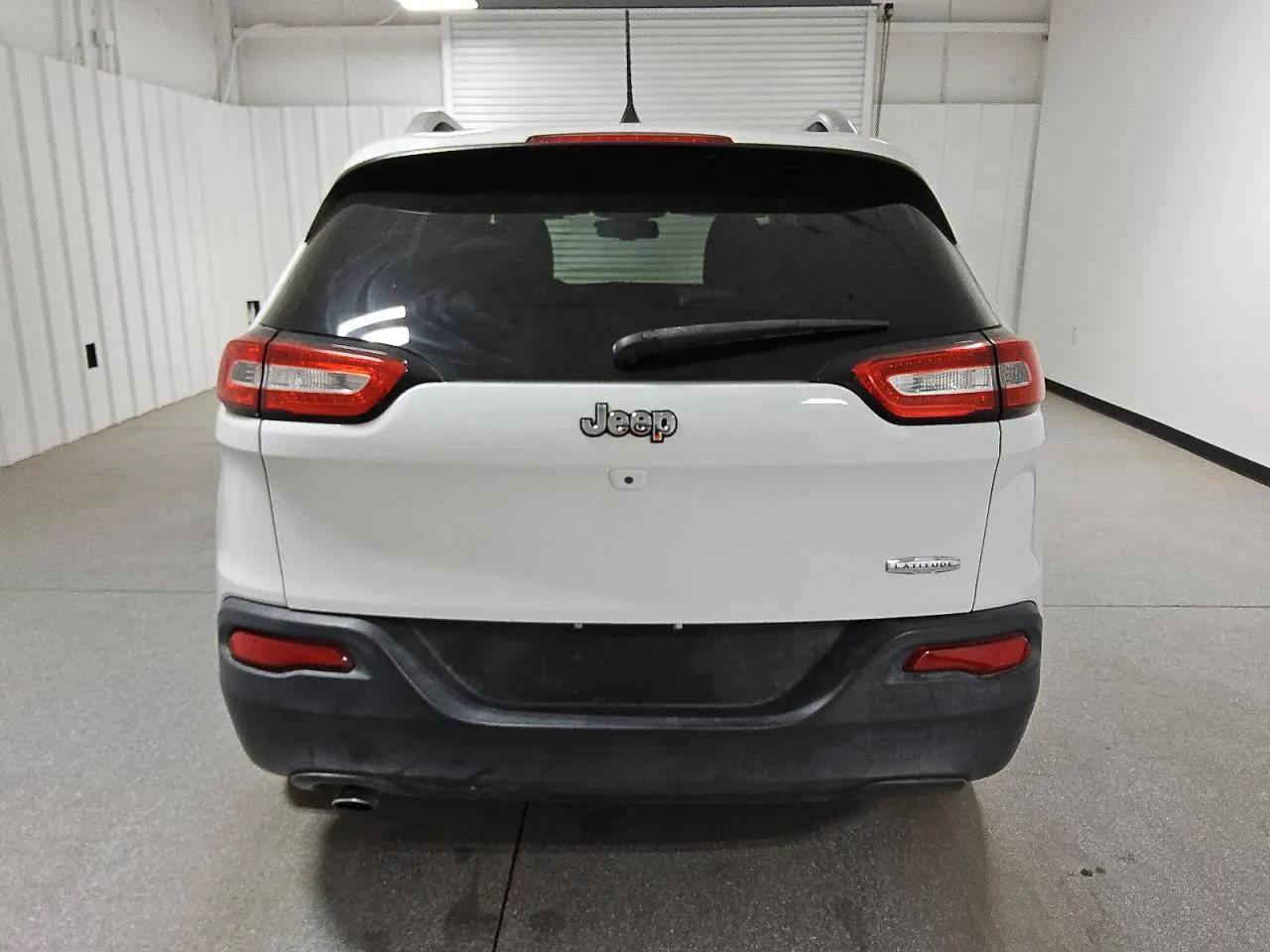 Фото JEEP CHEROKEE LATITUDE – спереді