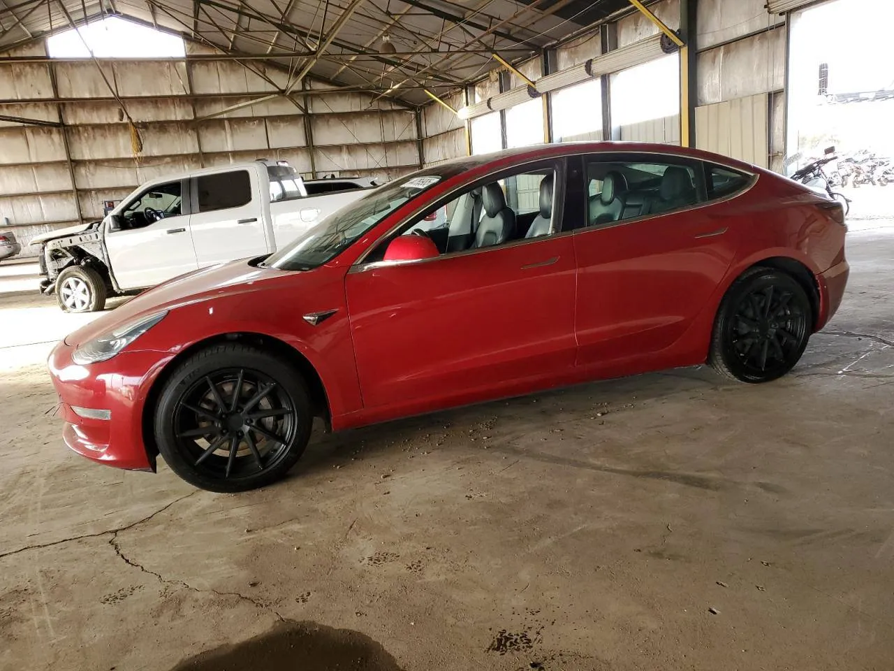 Фото Tesla Model 3 – спереді