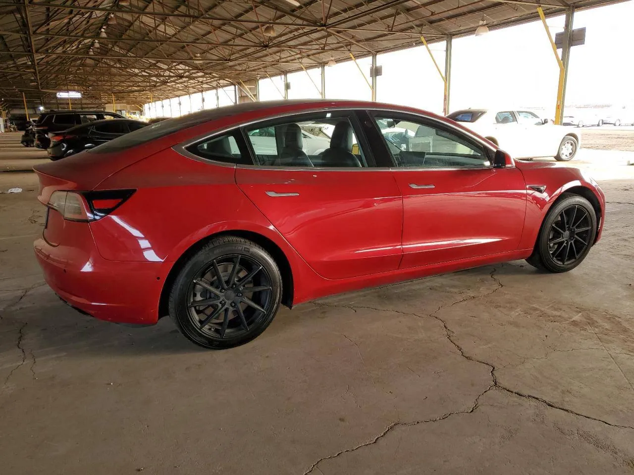 Фото Tesla Model 3 – справа ззаді