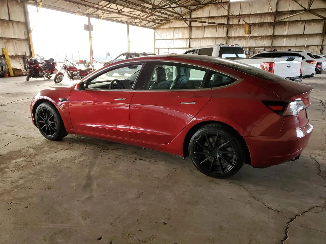 Фото Tesla Model 3 – збоку