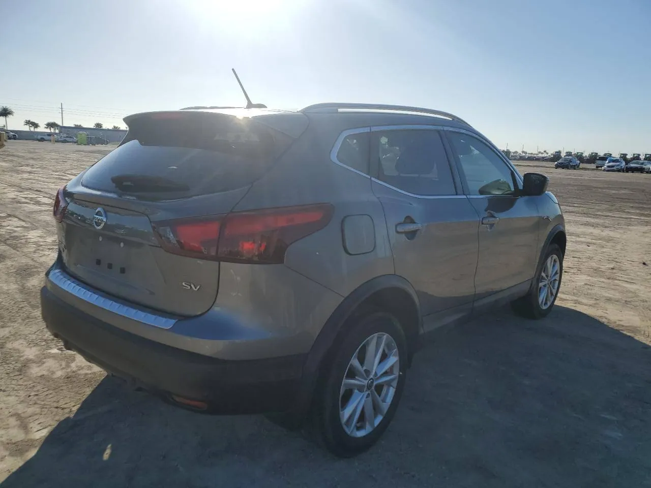 Фото NISSAN ROGUE SPORT S – справа ззаді