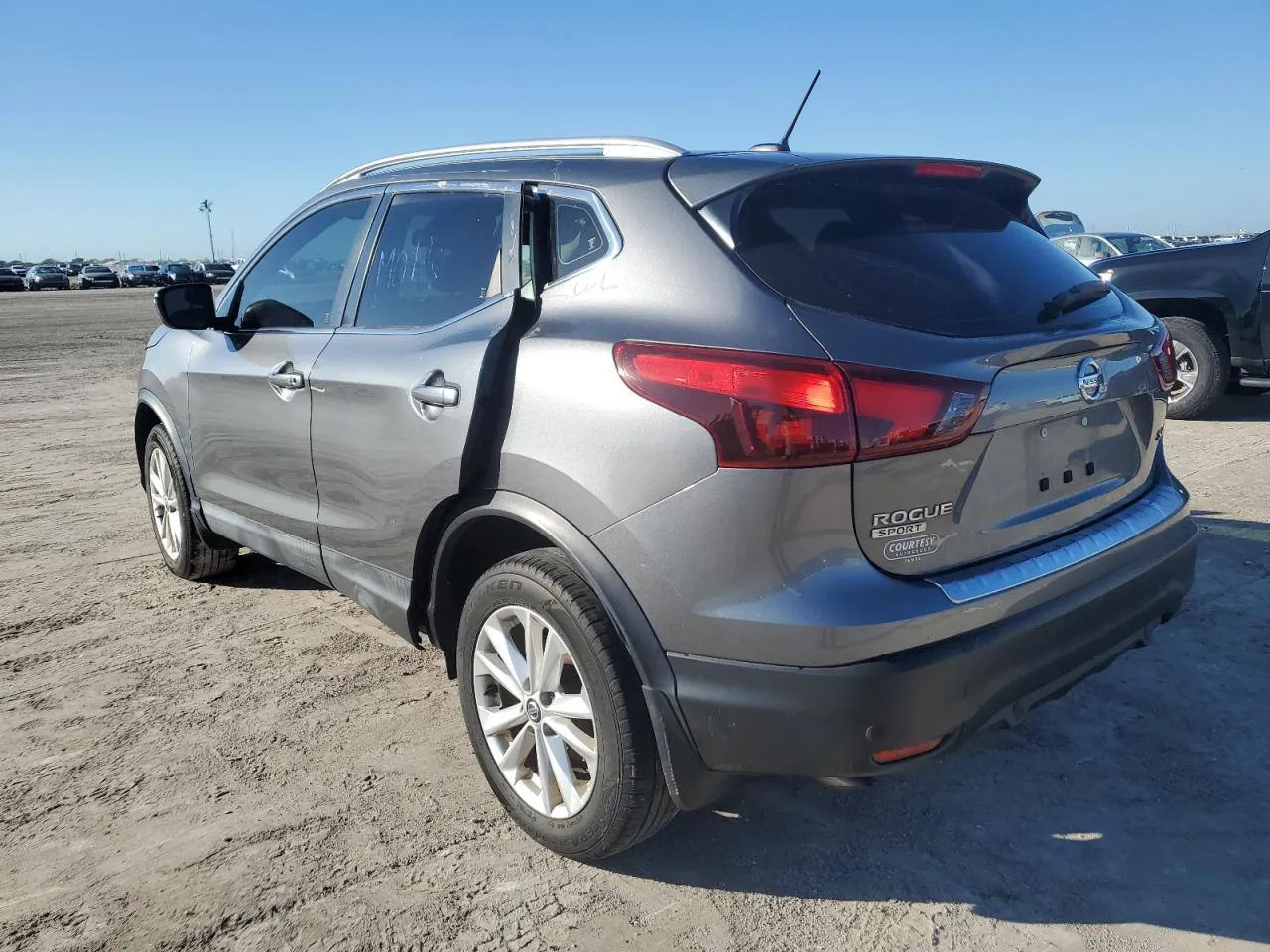Фото NISSAN ROGUE SPORT S – кермо