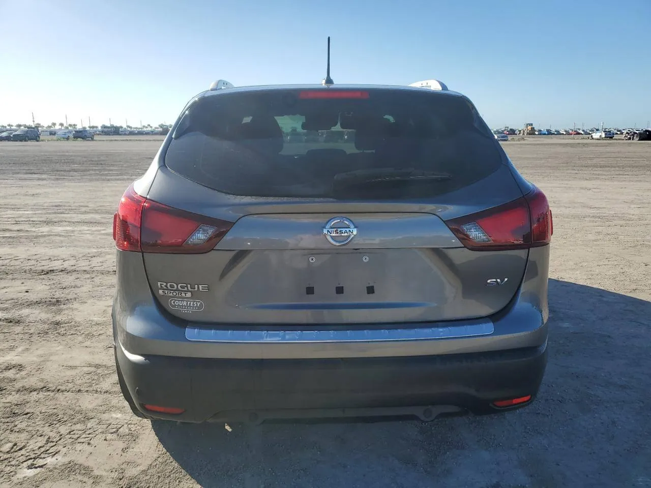 Фото NISSAN ROGUE SPORT S – панель приборів
