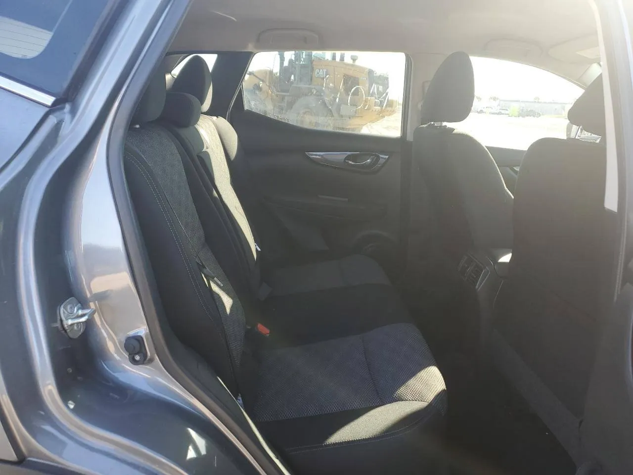 Фото NISSAN ROGUE SPORT S – справа спереду