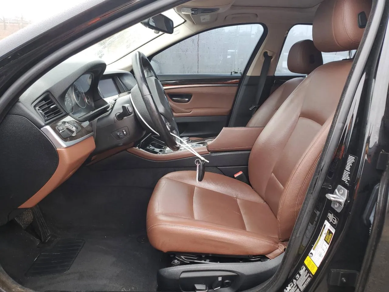 Фото BMW 528 XI – справа ззаді