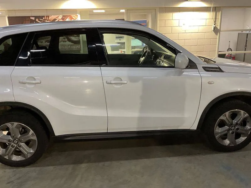 Фото Suzuki Vitara – справа ззаді