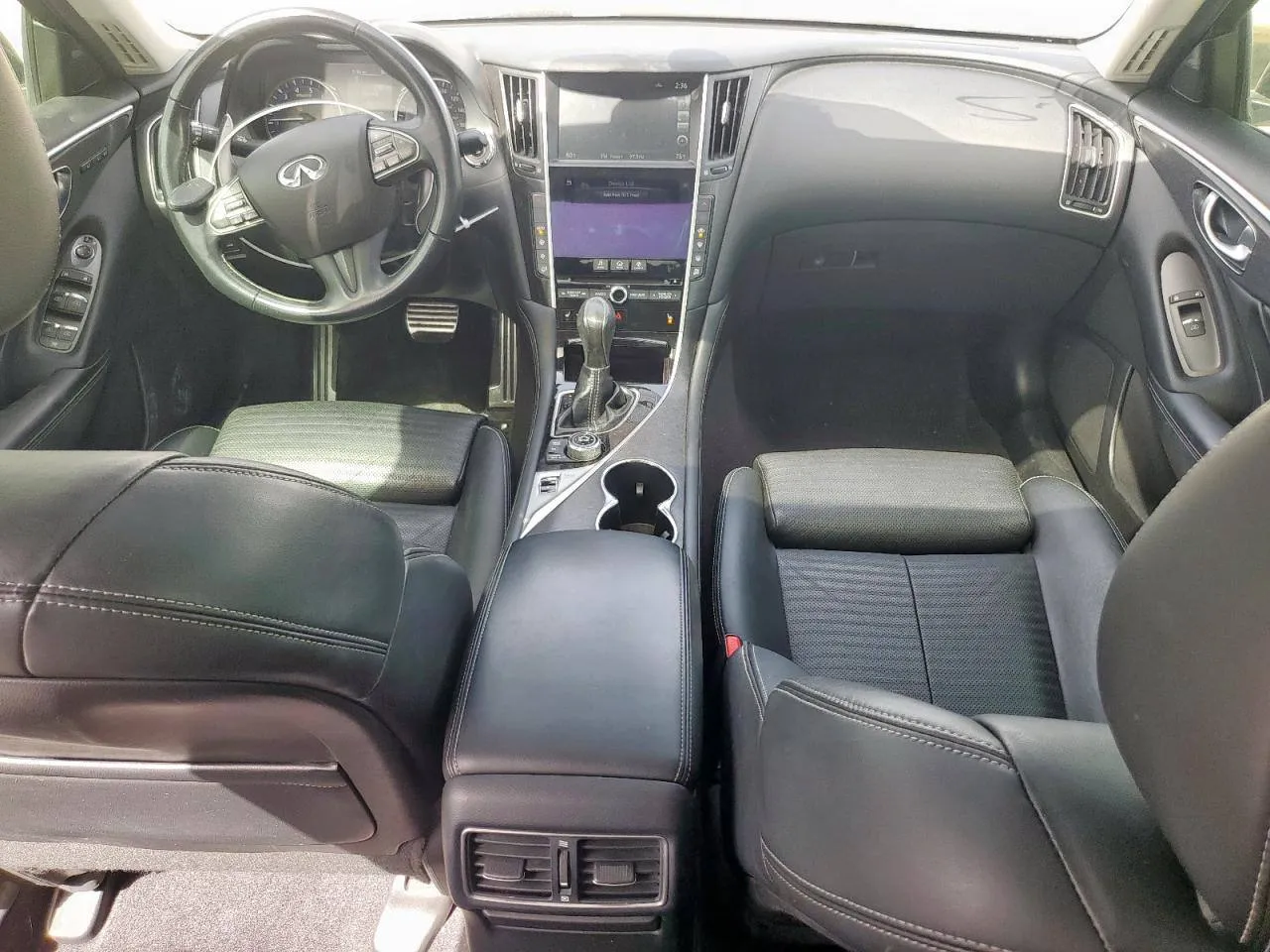 Фото Infiniti Q50 Hybrid Premium – салон передні сидіння