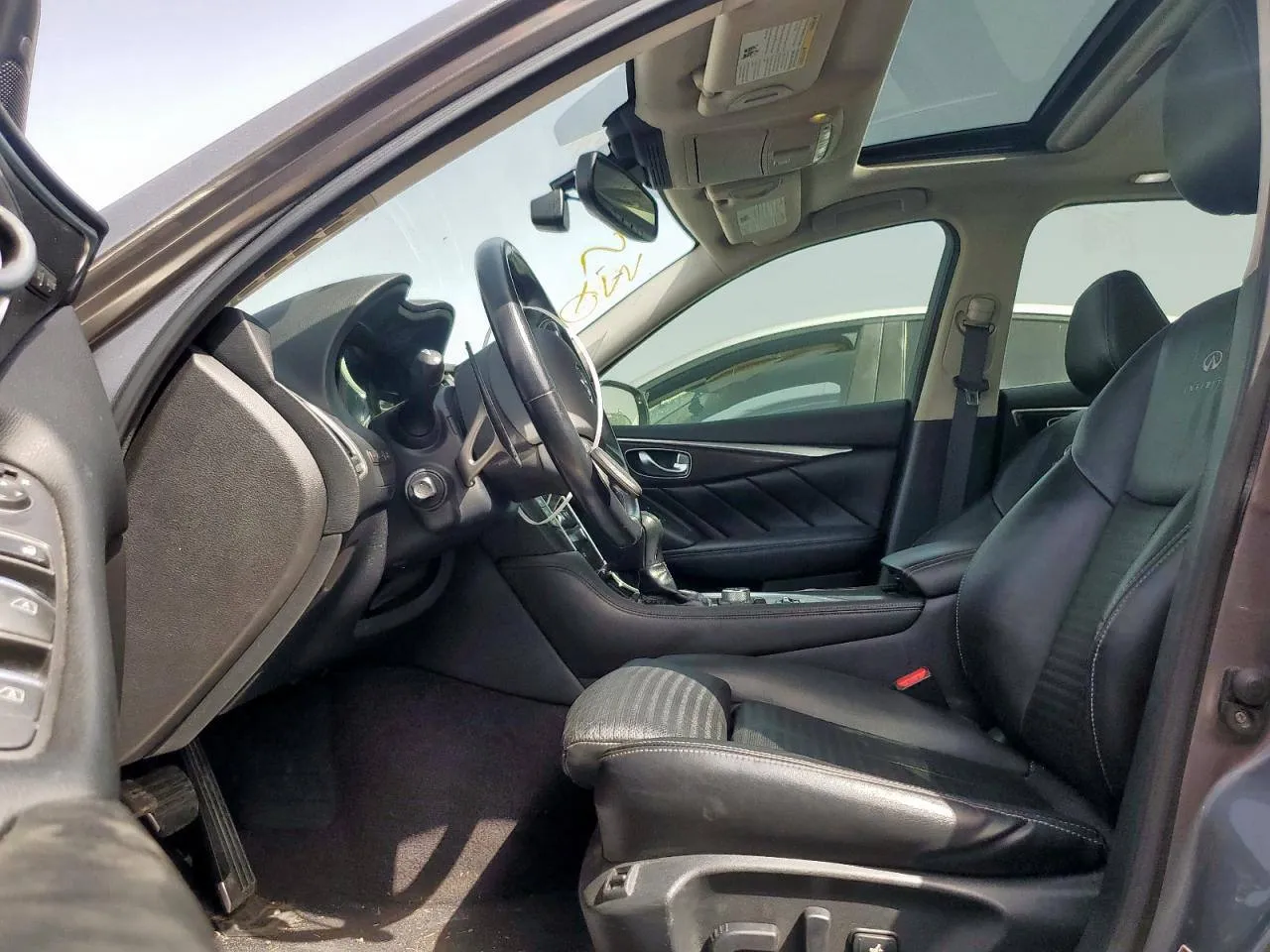 Фото Infiniti Q50 Hybrid Premium – кермо