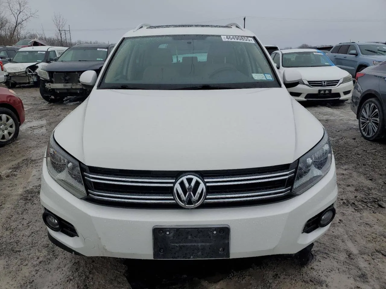 Фото Volkswagen Tiguan S – справа спереду