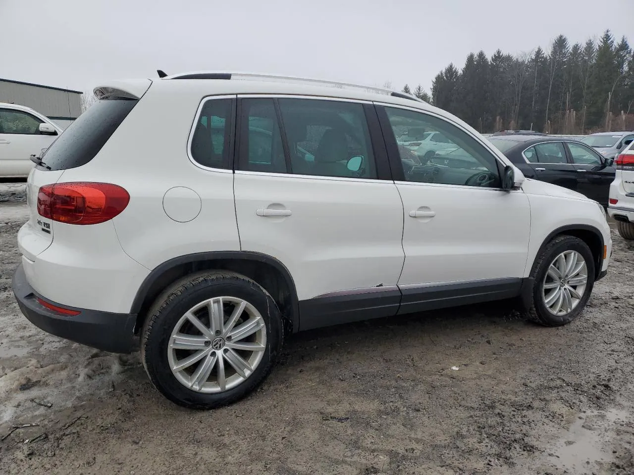 Фото Volkswagen Tiguan S – зліва зпереду