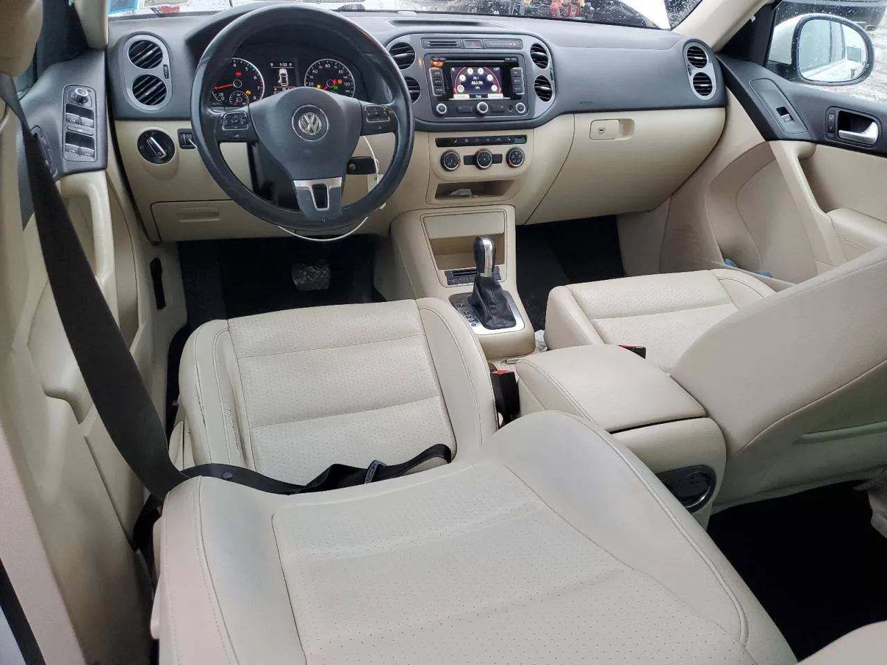 Фото Volkswagen Tiguan S – салон передні сидіння