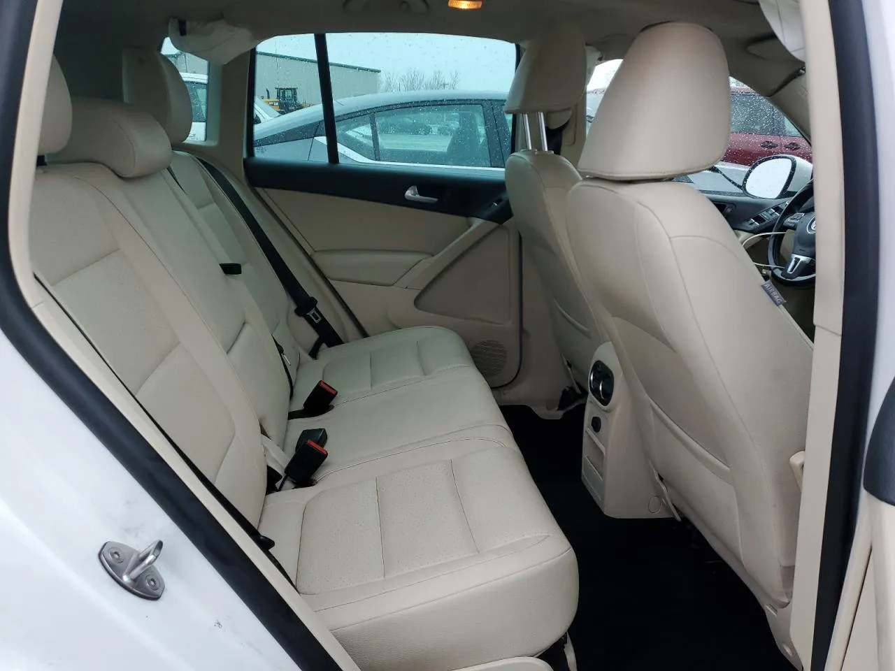 Фото Volkswagen Tiguan S – багажник