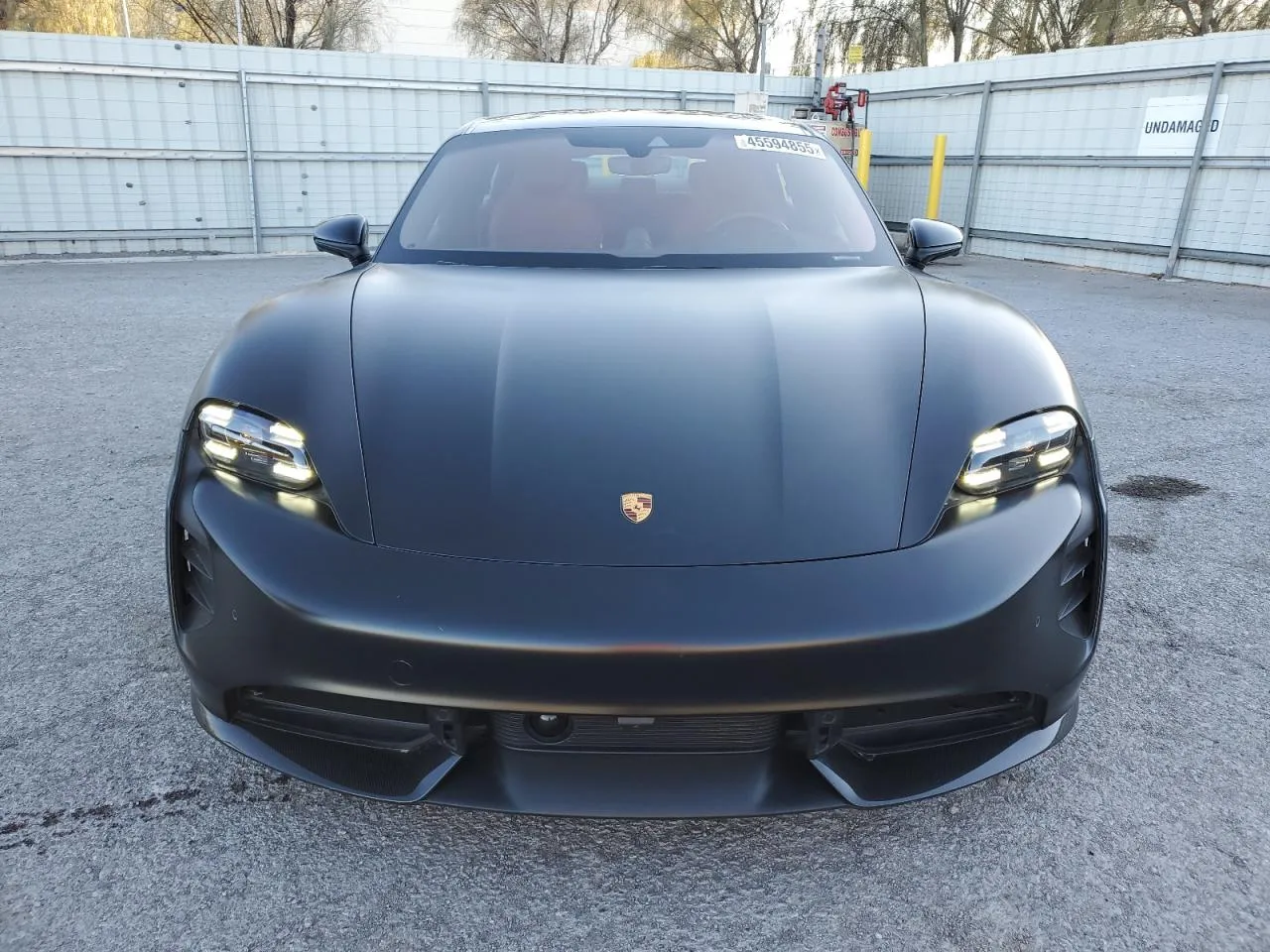 Фото PORSCHE TAYCAN – зліва ззаді