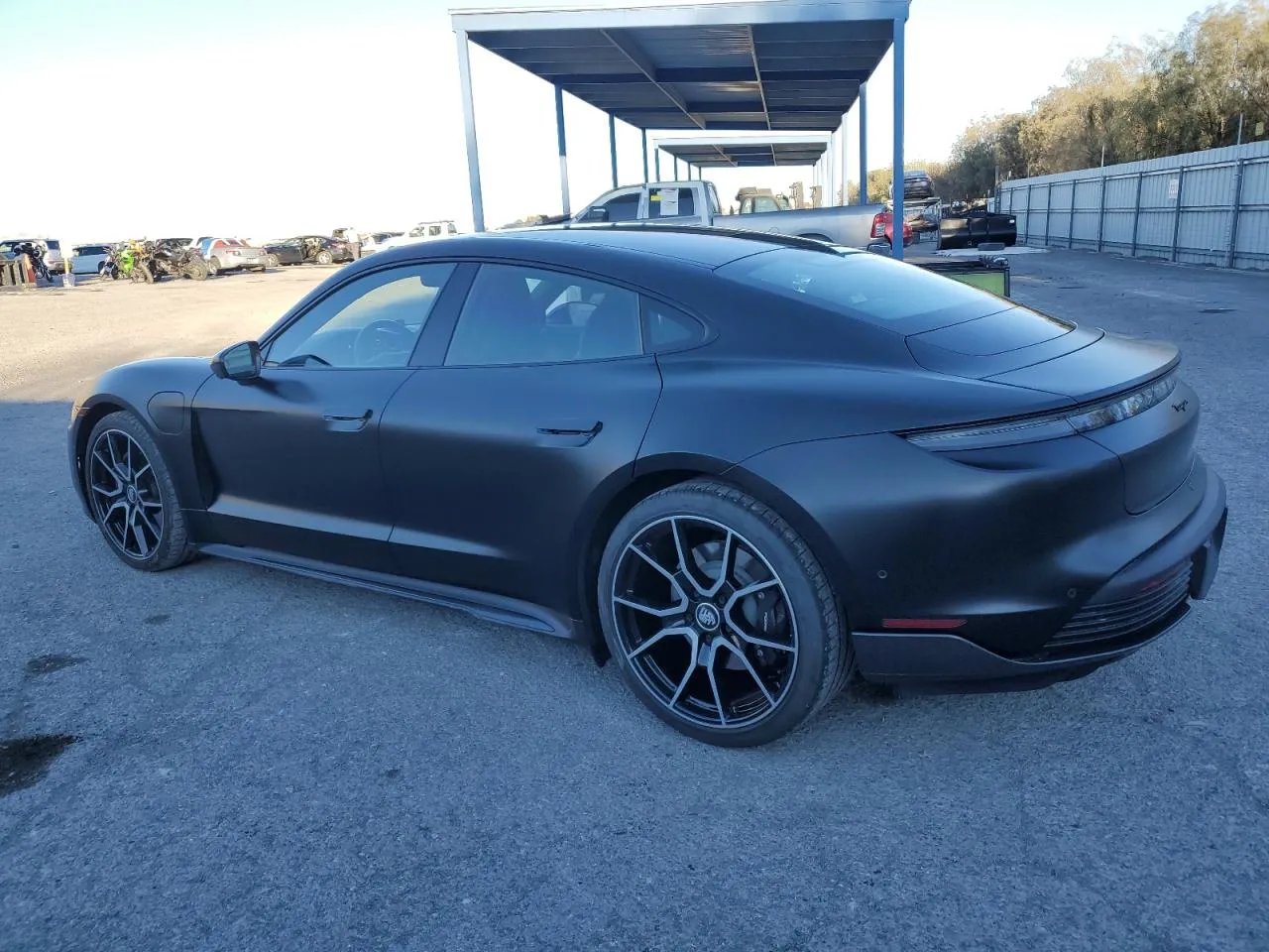 Фото PORSCHE TAYCAN – збоку