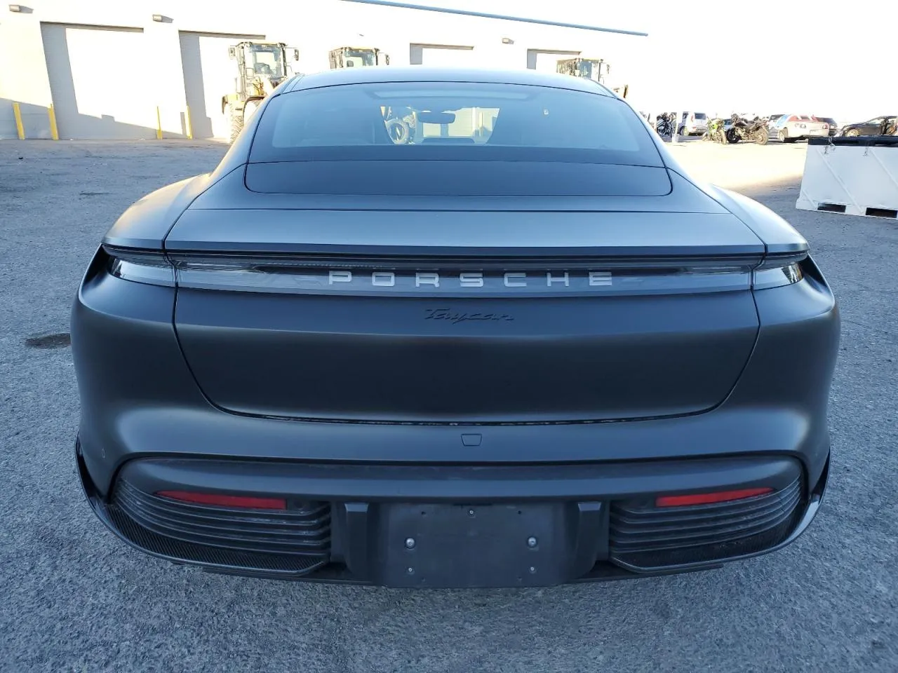 Фото PORSCHE TAYCAN – спереді